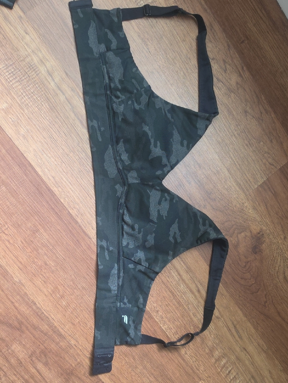 Fabletics Black & Dark Green Camo Sports Bra